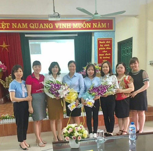     Trong tháng 03/2018 Công đoàn Trường mầm non Long Biên đã tặng hoa và quà đúng ngày sinh nhật cho 06 đồng chí